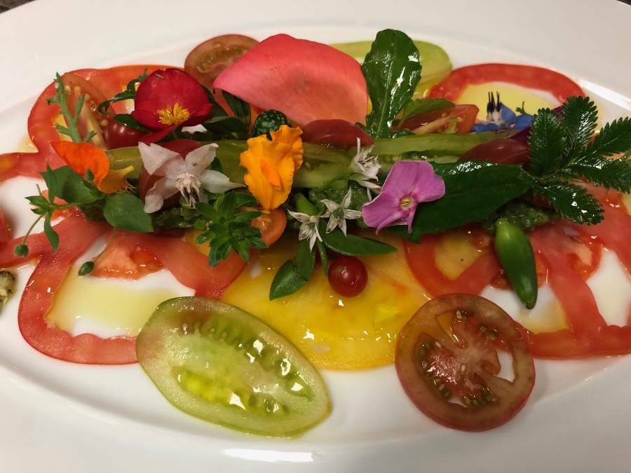 carpaccio tomates herbes fleurs 